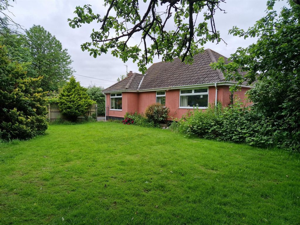 8 bed detached bungalow for sale in Hewish, WestonSuperMare BS24, £