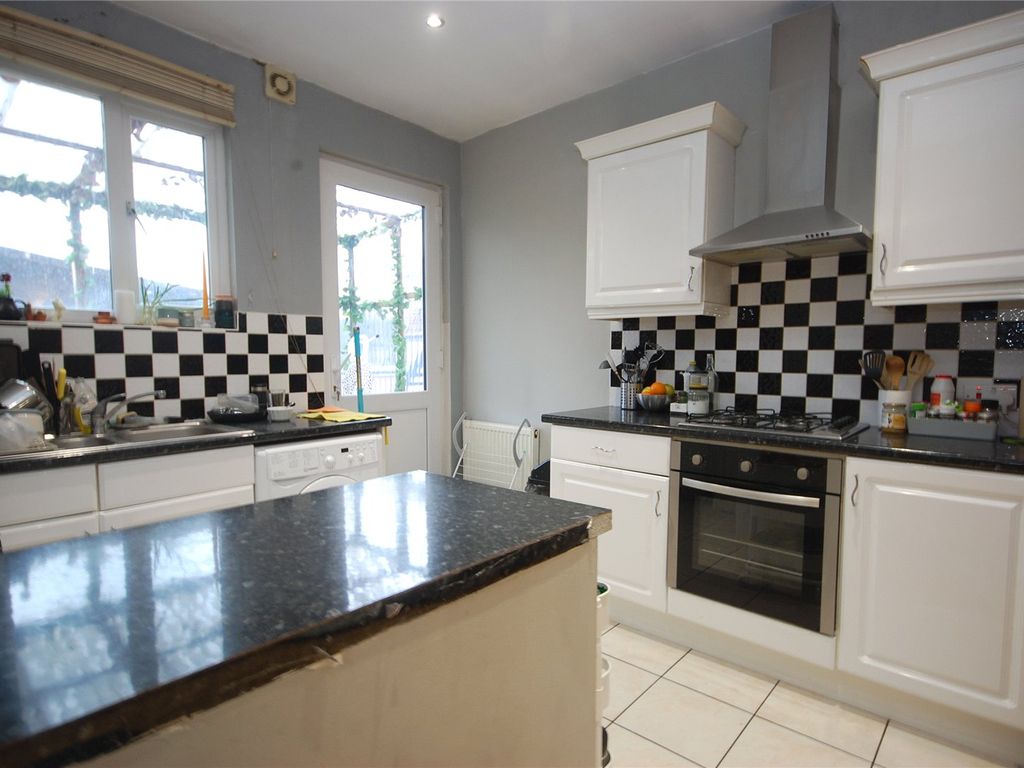 2 bed flat for sale in Golders Green Road, Golders Green NW11, £325,000