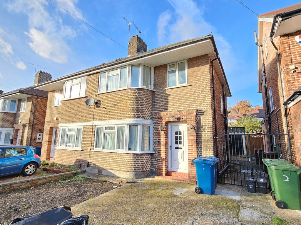 3 bed semidetached house for sale in Wychwood Close, Edgware HA8, £