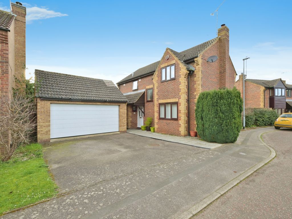 4 bed detached house for sale in Lockwood Close, Northampton NN2, £