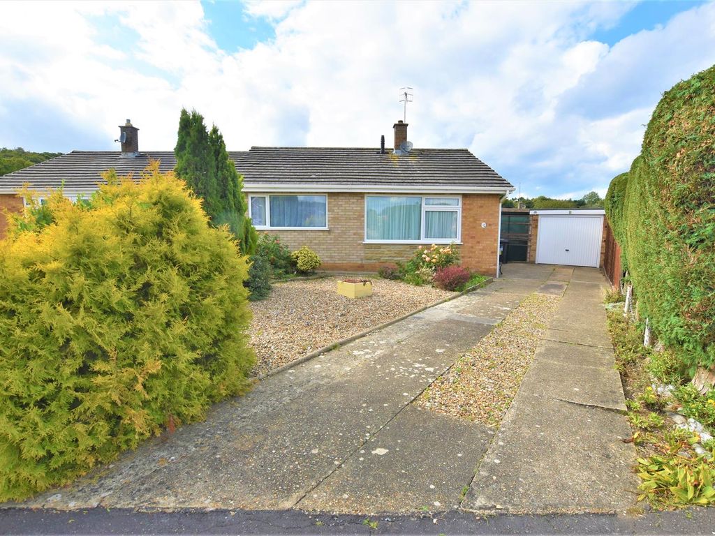 2 bed semidetached bungalow for sale in Bracken Avenue, Overstrand