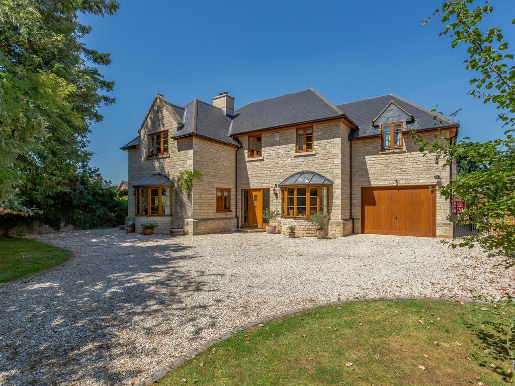 5 bed detached house for sale in Tenlands, Middleton Cheney, Banbury