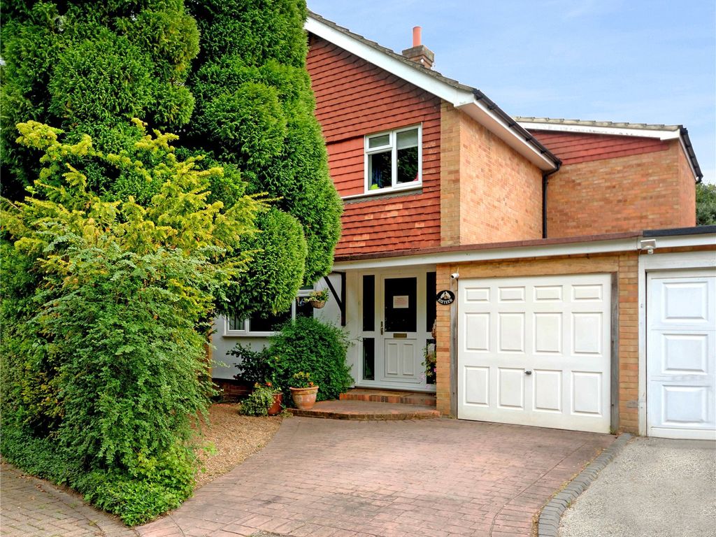 4 bed linkdetached house for sale in Yew Tree Close, New Barn, Longfield, Kent DA3 Zoopla