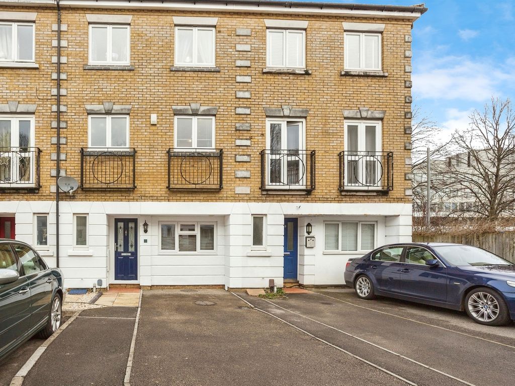 5 bed town house for sale in Beverley Mews, Crawley RH10, £475,000 Zoopla