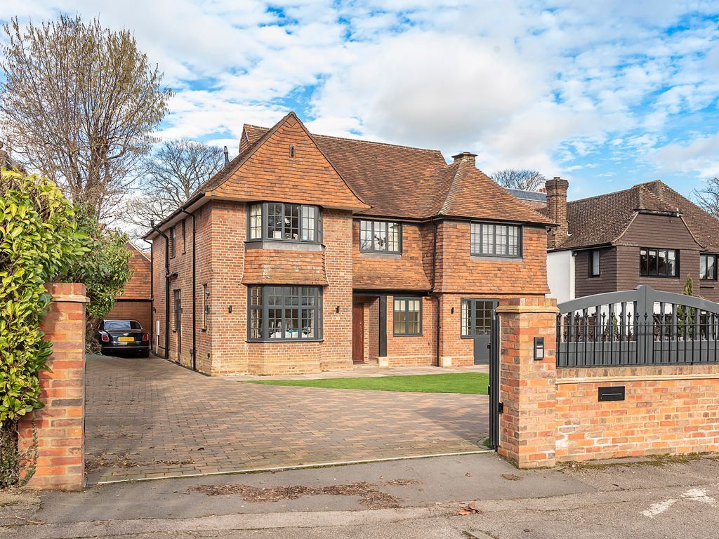4 bed detached house for sale in Kirkdale Road, Harpenden AL5, £