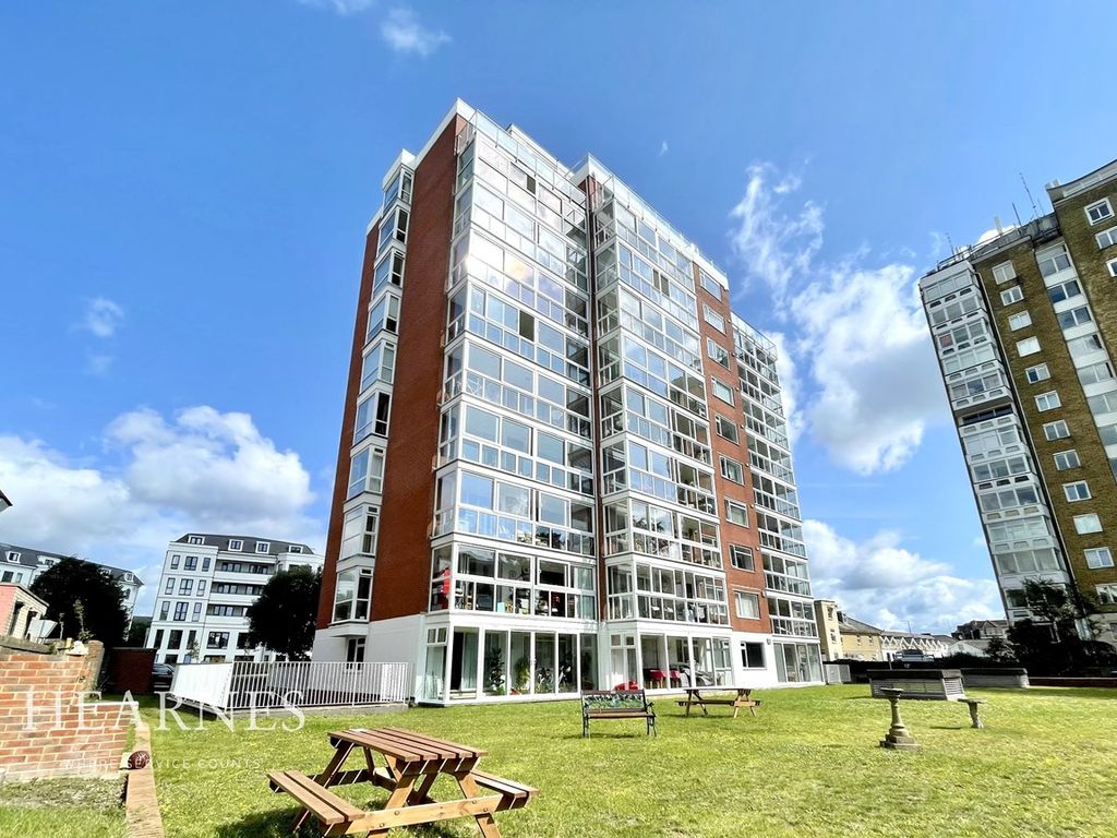 2 bed flat for sale in West Cliff Road, West Cliff, Bournemouth BH2, £