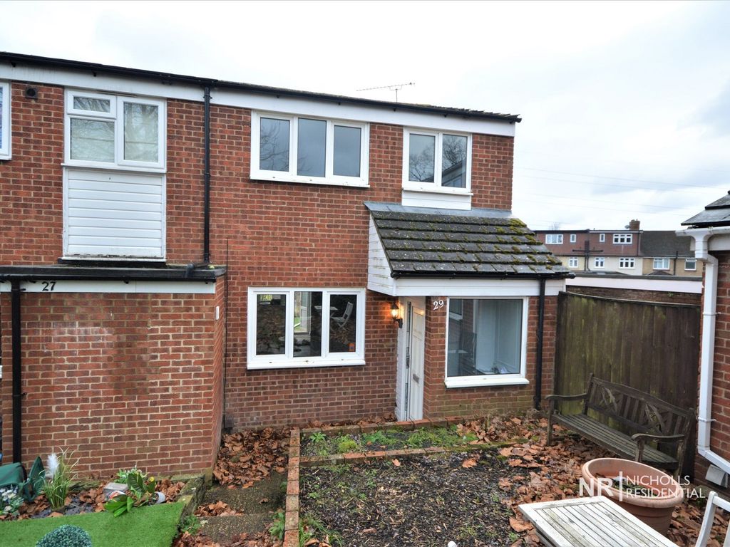 3 bed property to rent in Angus Close, Chessington, Surrey. KT9, £1,850