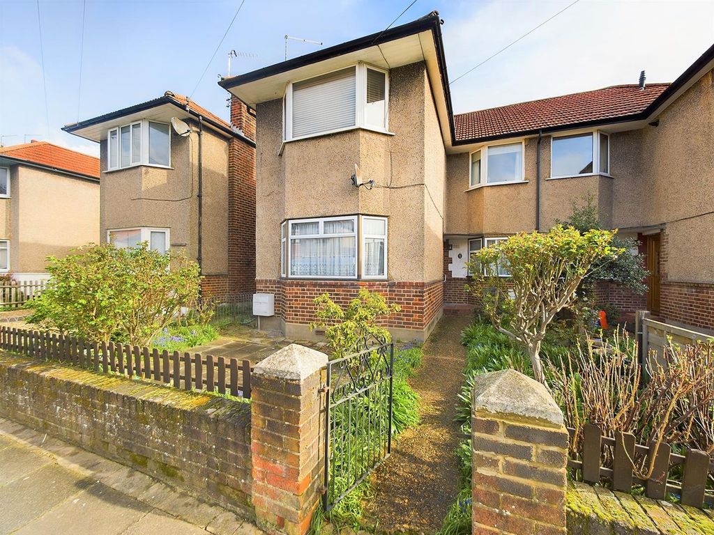 2 bed for sale in Berkeley Close, Ruislip Manor, Ruislip HA4