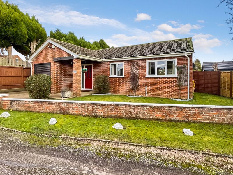 2 bed detached bungalow for sale in Pine Chase, High HP12 Zoopla