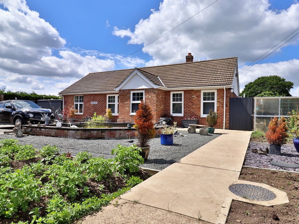 4 bed bungalow for sale in Ipswich Road, Long Stratton, Norwich NR15, £