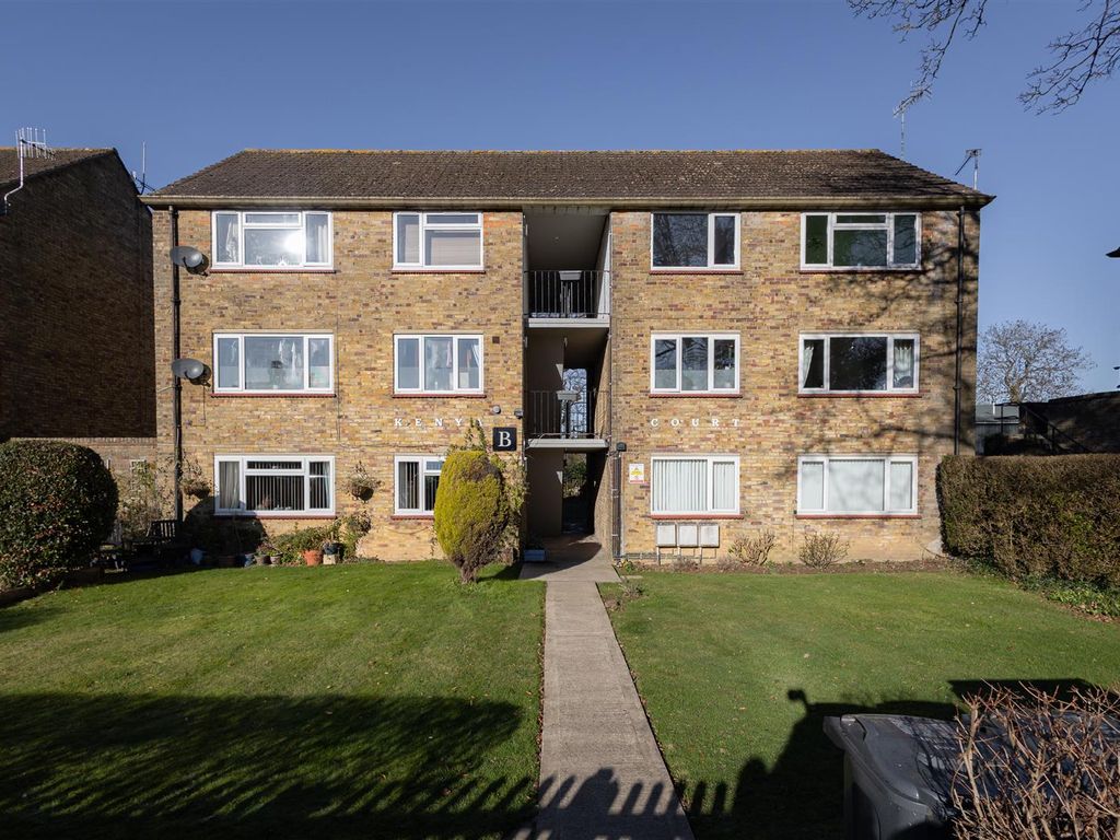 2 bed flat to rent in Kenya Court, Horley Row, Horley RH6, £1,300 pcm