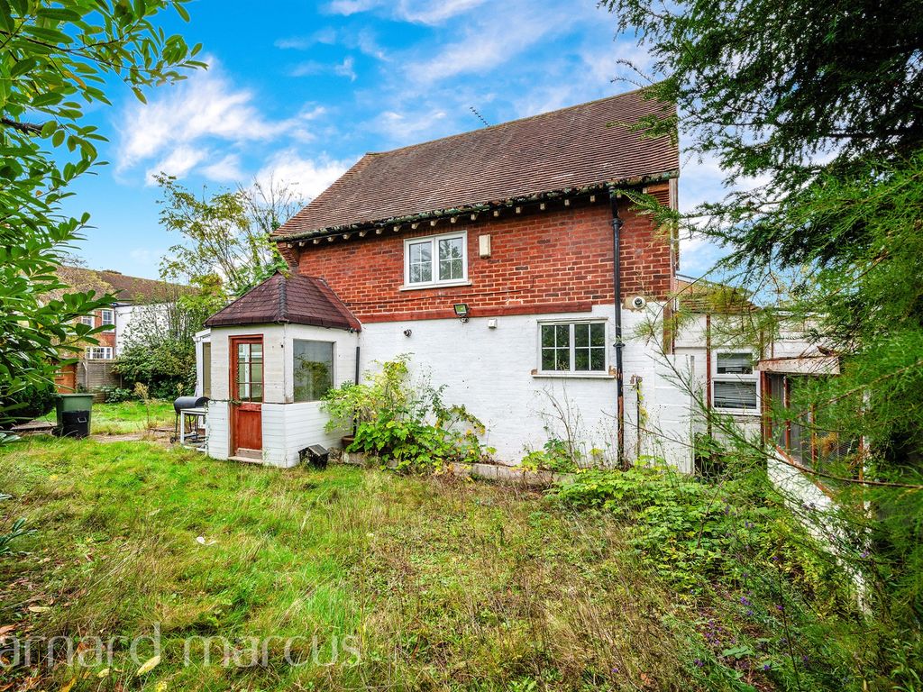 3 bed detached house for sale in Whitehorse Drive, Epsom KT18, £500,000