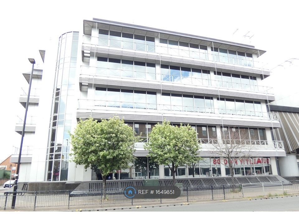 1 bed flat to rent in Trinity Square, Hounslow TW3, £1,550 pcm Zoopla