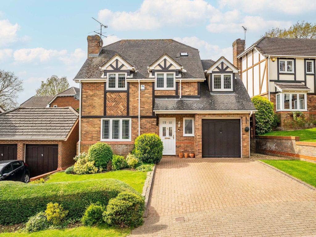 4 bed detached house for sale in Mardle Close, Caddington, Luton