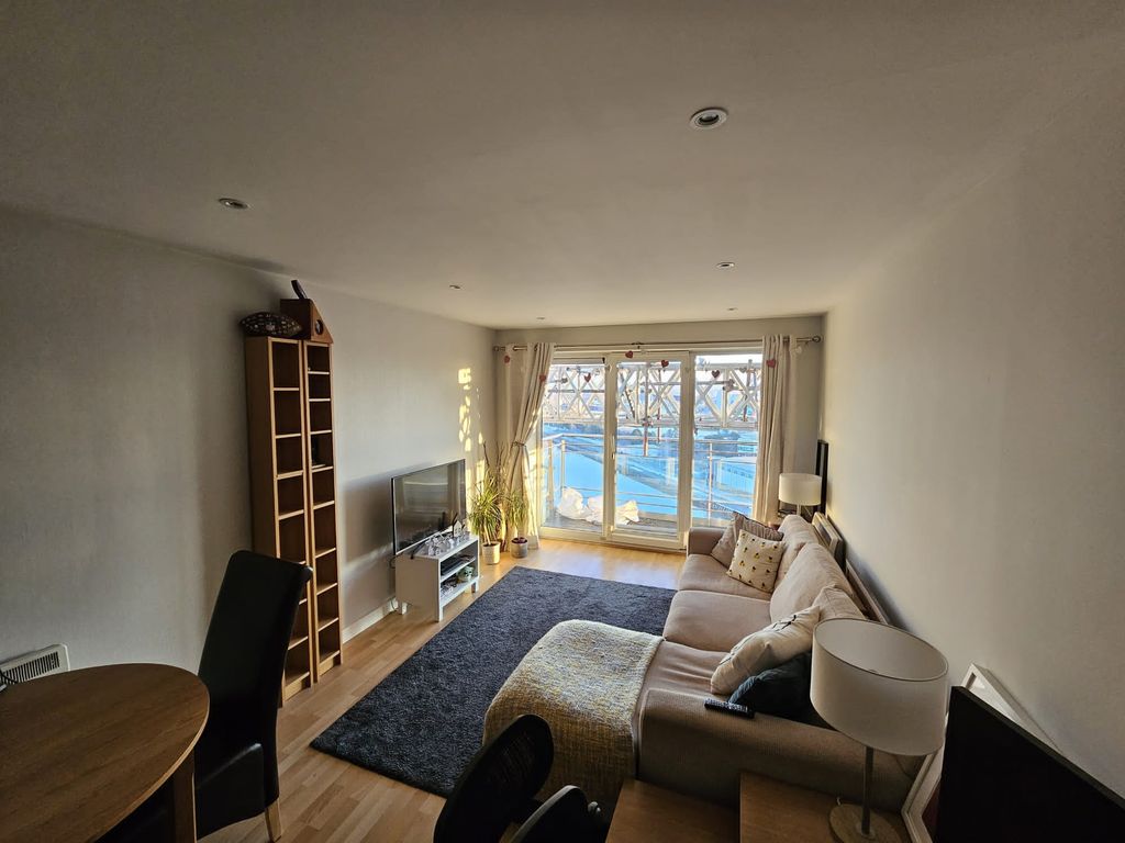 1 bed flat to rent in The Quays, Salford M50, £1,100 pcm Zoopla