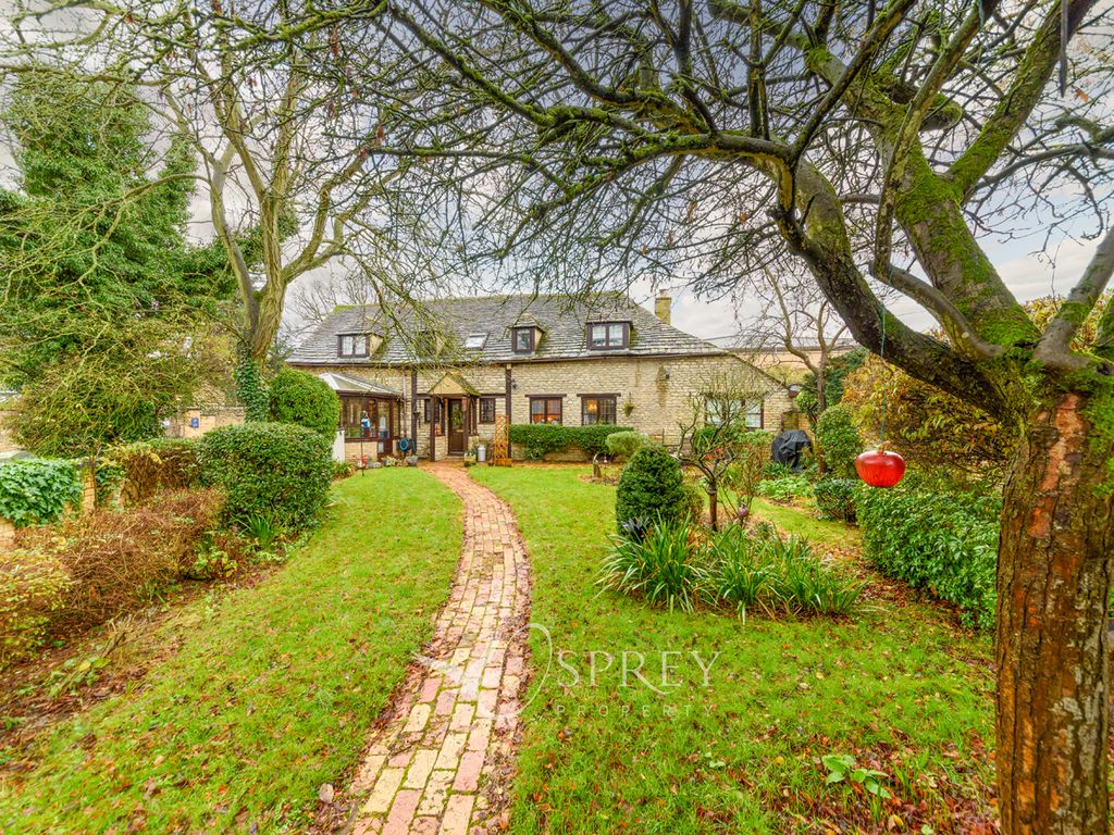 3 bed detached house to rent in Kings Road, Oundle, Peterborough PE8, £