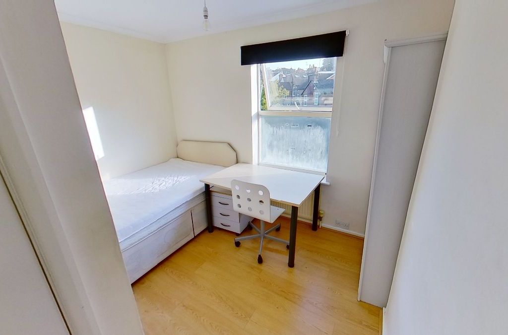 3 bed terraced house to rent in Farnham Road Car Park, Guildford Park