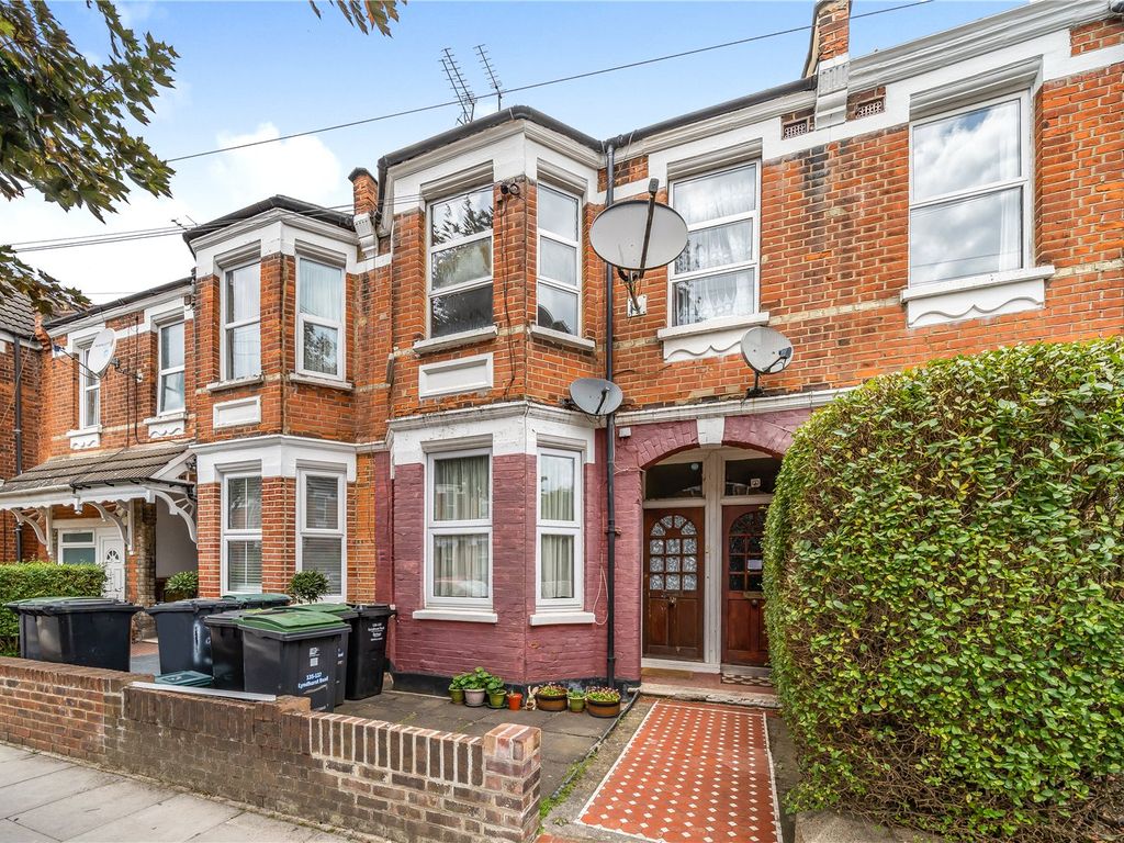 3 bed flat for sale in Lyndhurst Road, Haringey, London N22, £375,000