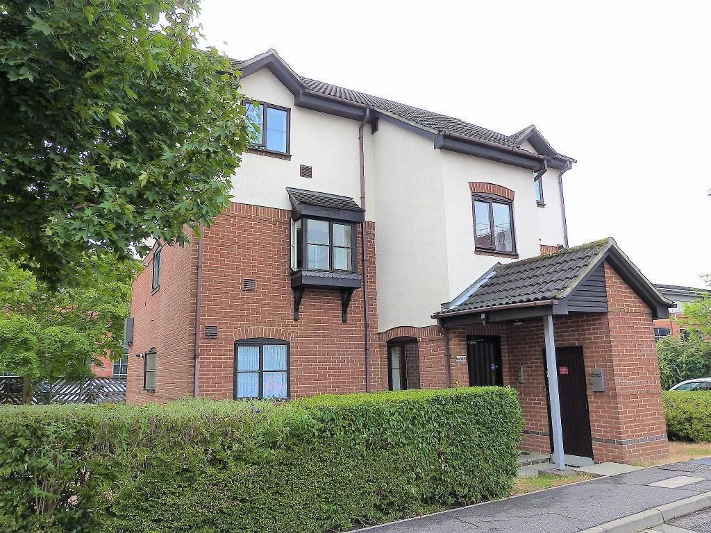 1 bed flat to rent in Caroline Place, Harlington, Middlesex UB3, £1,200