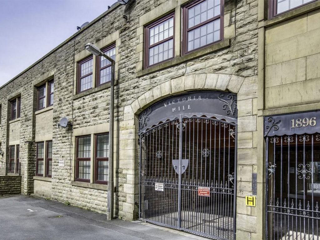 2 bed flat for sale in Victoria Parade, Rossendale BB4, £90,000 Zoopla