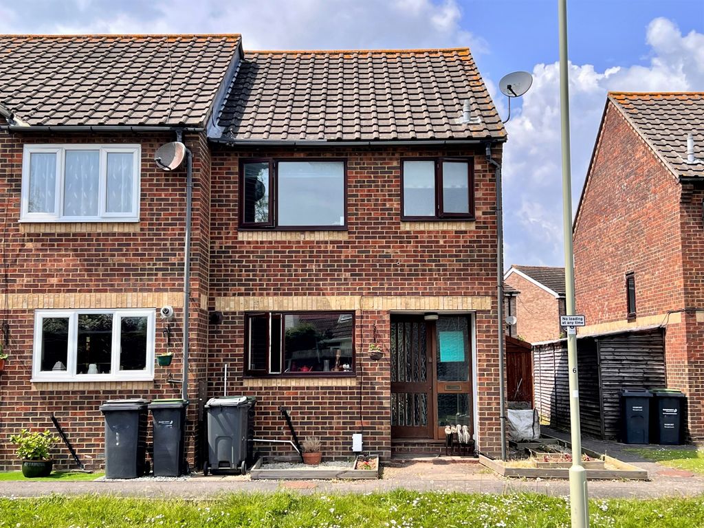 2 bed end terrace house for sale in Wych Lane, Bridgemary, Gosport