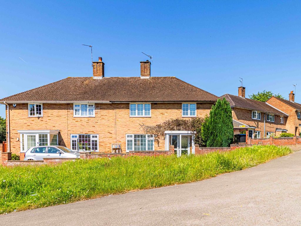 4 bed semidetached house to rent in Long Chaulden, Hemel Hempstead HP1