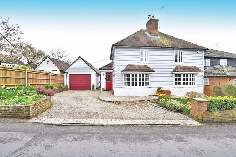 3 bed property for sale in Lenham Road, Platts Heath, Maidstone ME17, £