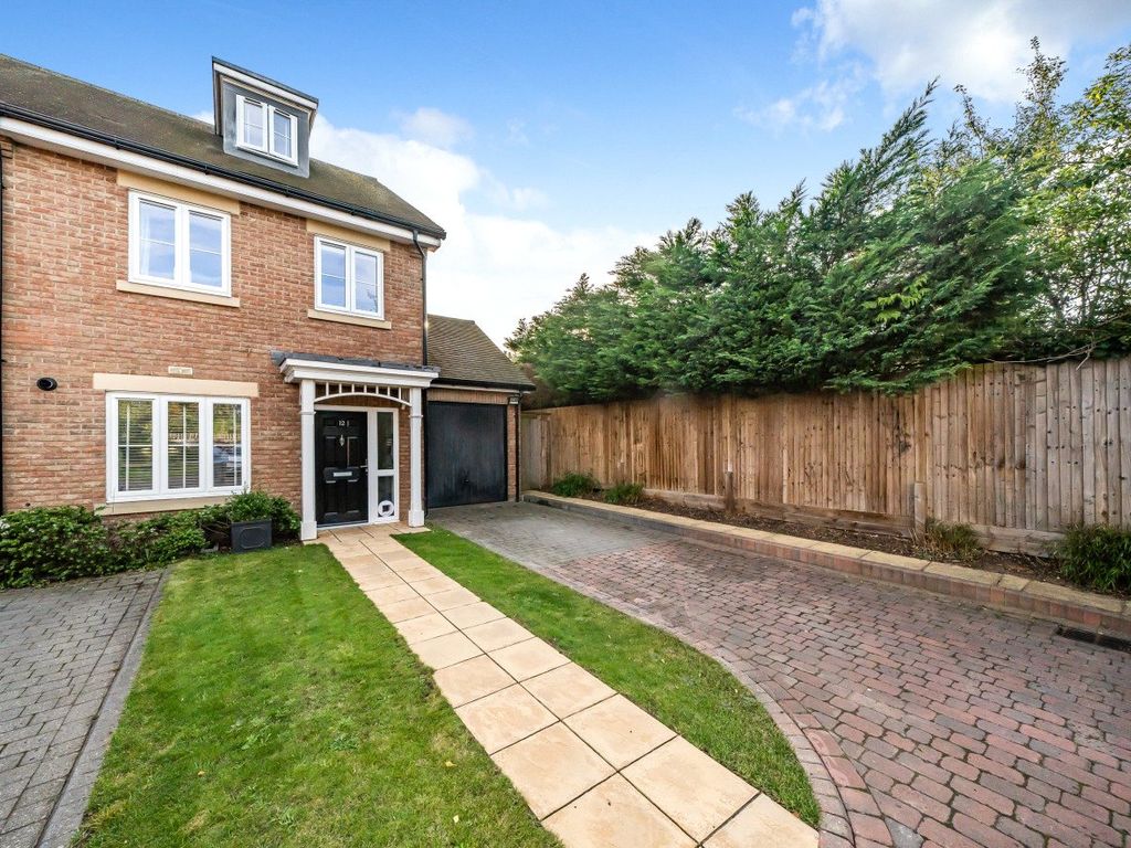 4 bed end terrace house for sale in Burpham, Guildford, Surrey GU4, £