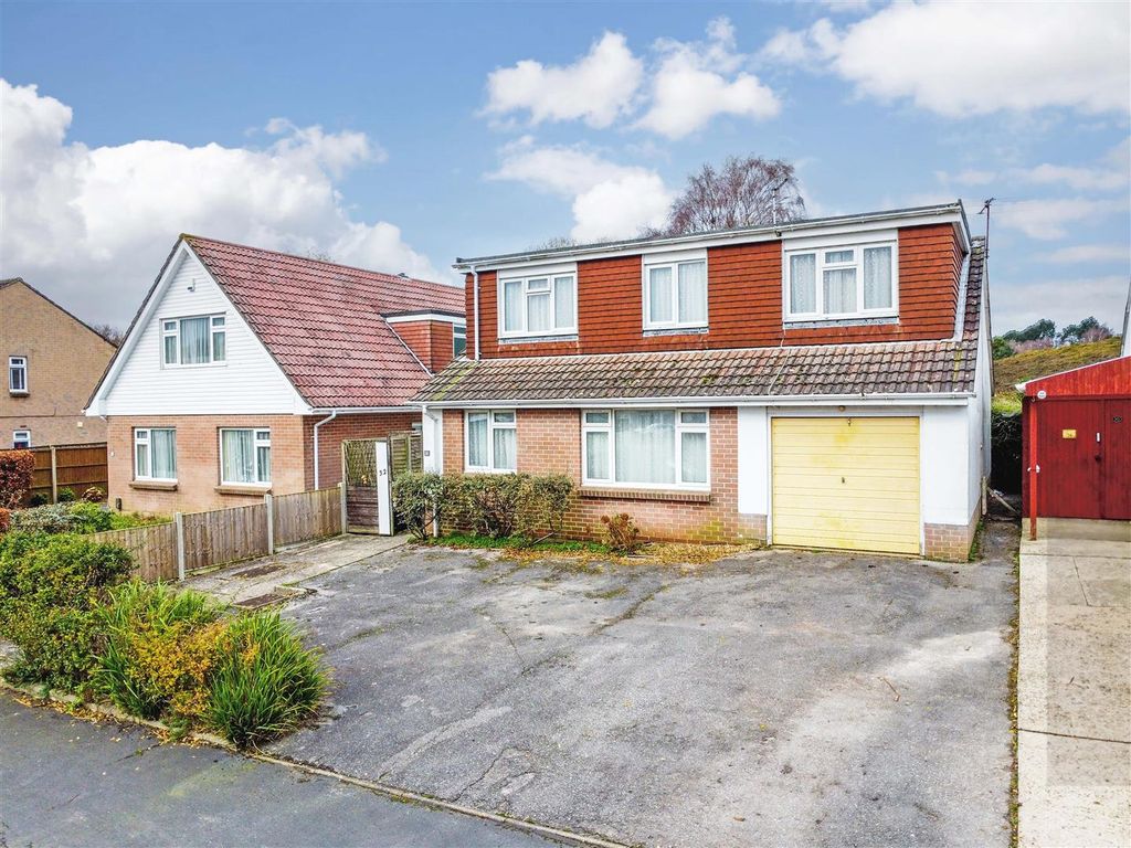 5 bed detached house for sale in Monkton Crescent, Poole BH12, £325,000