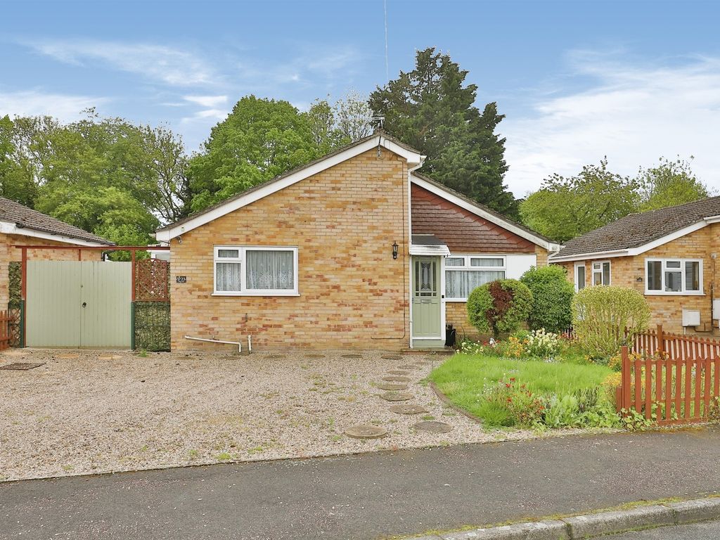 3 bed detached bungalow for sale in Longfields, Swaffham PE37 Zoopla