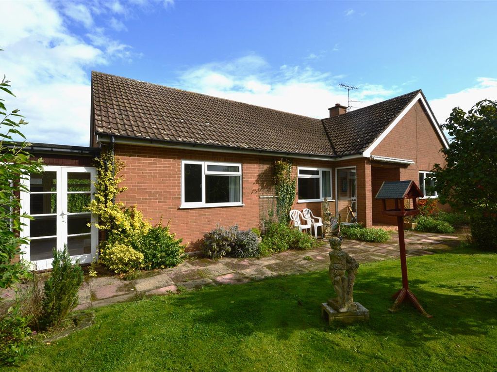 3 bed detached bungalow for sale in Kingsland, Leominster