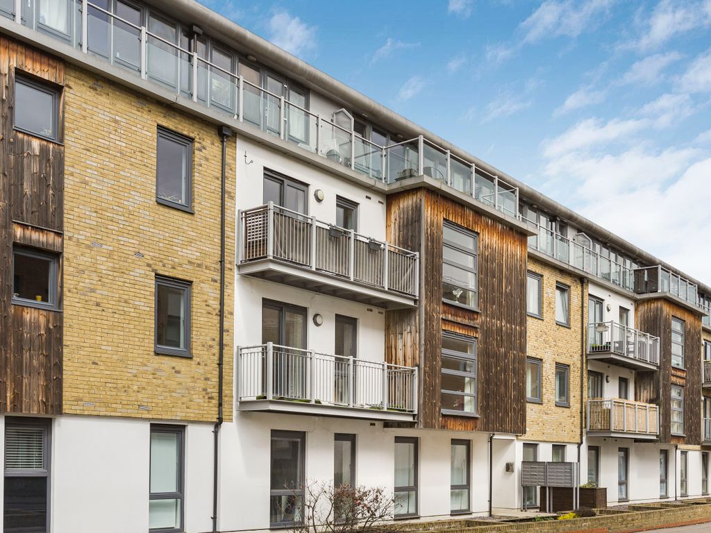 2 bed flat to rent in Mead Lane, Hertford SG13, £1,400 pcm Zoopla