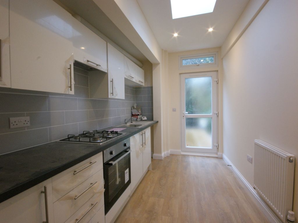 2 bed flat to rent in Lymington Road, Torquay TQ1, £850 pcm Zoopla