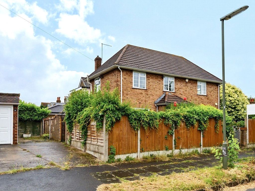 3 bed detached house for sale in Horne Road, Shepperton TW17, £550,000