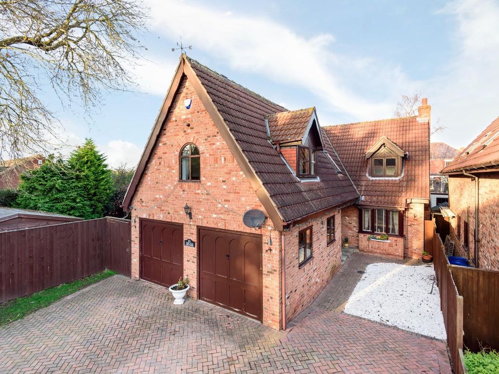 5 bed detached house for sale in Swan Syke Drive, Norton, Doncaster