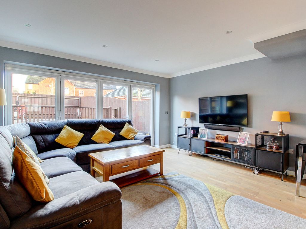 4 bed town house for sale in Portishead Drive, Tattenhoe MK4, £375,000