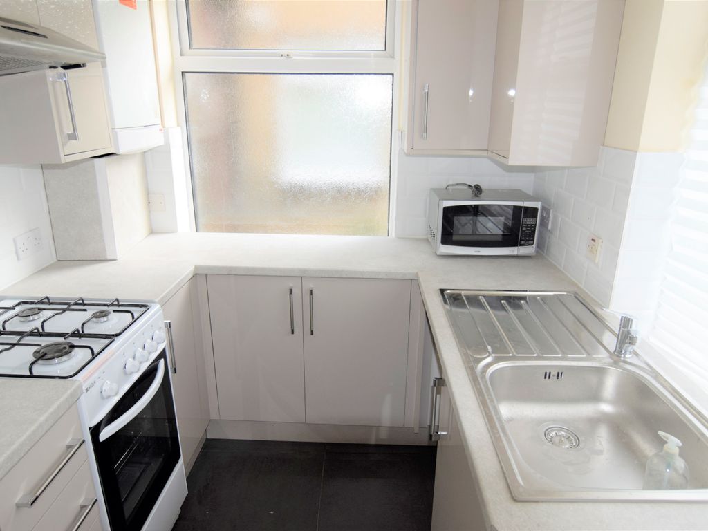 2 bed flat to rent in Chigwell Road, Woodford Green, Chigwell IG8 Zoopla