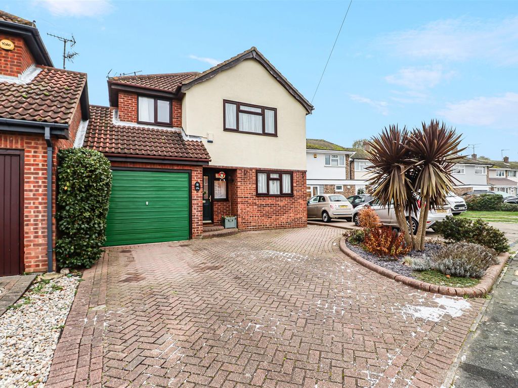 4 bed linkdetached house for sale in Beauchamps Drive, Wickford SS11