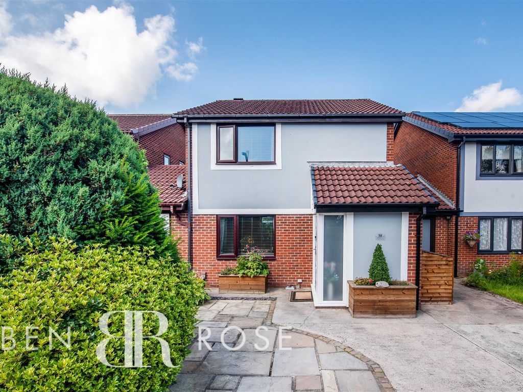 3 bed detached house for sale in Blackthorn Croft, ClaytonLeWoods