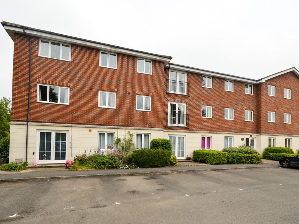 2 bed flat to rent in 4 Petworth Court, Brooker's Road, Billingshurst