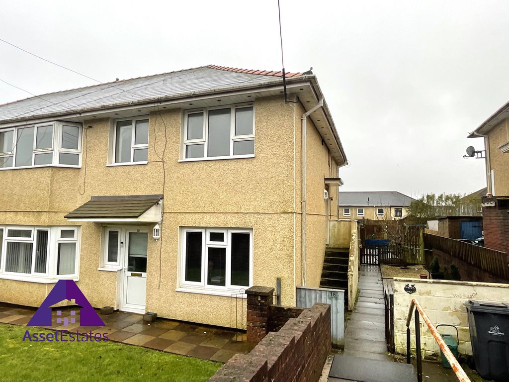 2 bed flat to rent in Twyncynghordy Place, Brynmawr, Ebbw Vale NP23, £