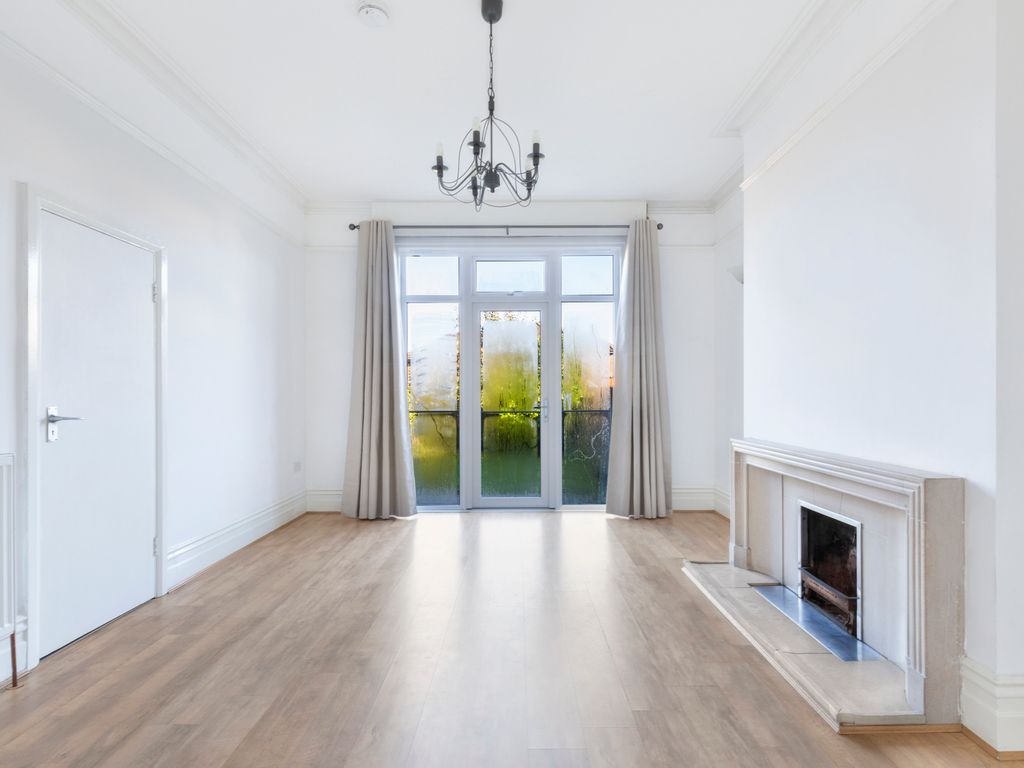 2 bed flat to rent in Ewell Road, Surbiton KT6, £1,895 pcm Zoopla