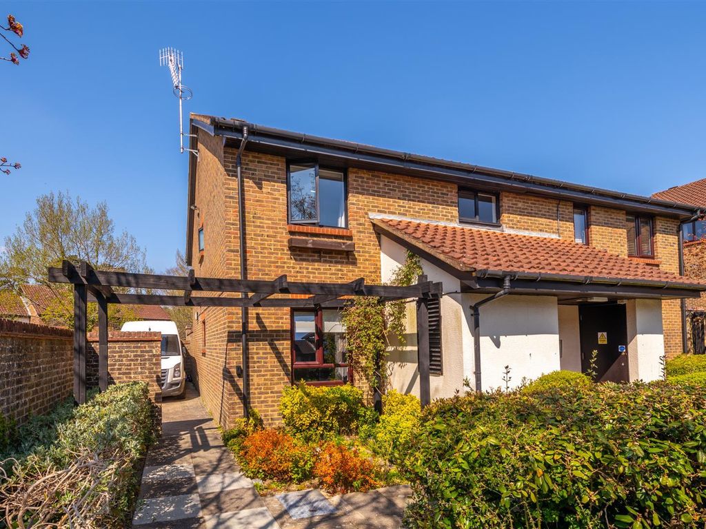 Studio to rent in Whitecroft, Horley RH6 Zoopla