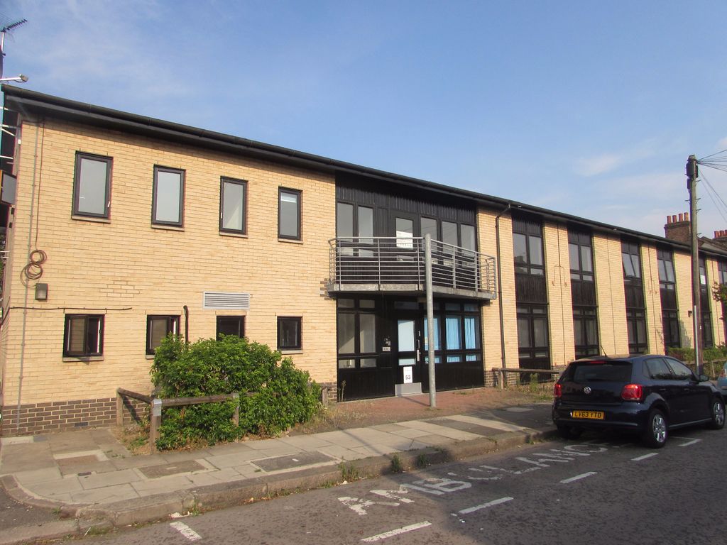 Room to rent in Abbey Road, Newbury Park Ilford IG2, £850 pcm Zoopla