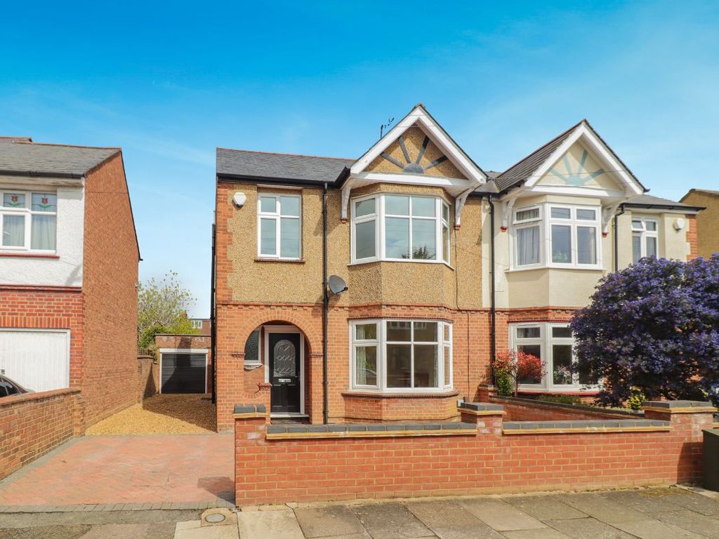 3 bed semidetached house for sale in Irwin Road, Bedford MK40, £