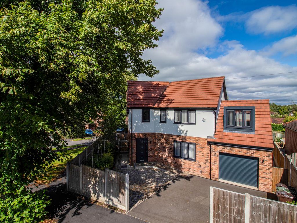 4 bed detached house for sale in Mount Crescent, Wakefield WF2, £