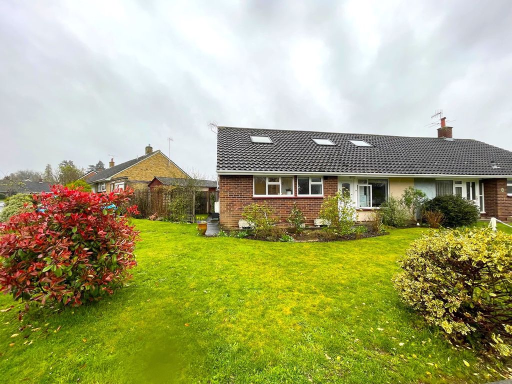 4 bed semidetached house for sale in Dorrit Crescent, Guildford GU3, £