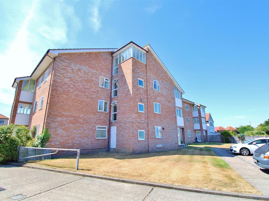 2 bed flat to rent in Standley Road, Walton On The Naze CO14, £1,000