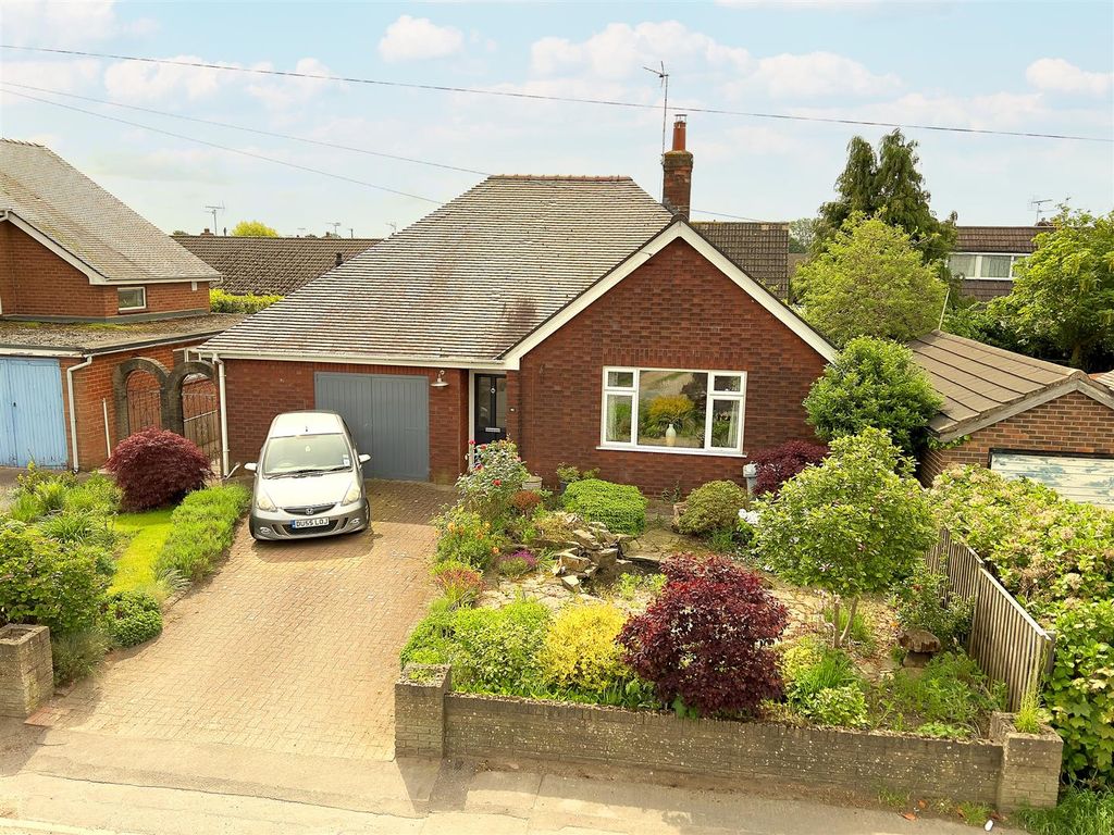 2 bed bungalow for sale in Main Road, Shavington, Cheshire CW2 Zoopla
