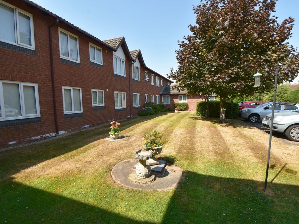 2 bed flat for sale in Priory Court, Shelly Crescent, Monkspath B90